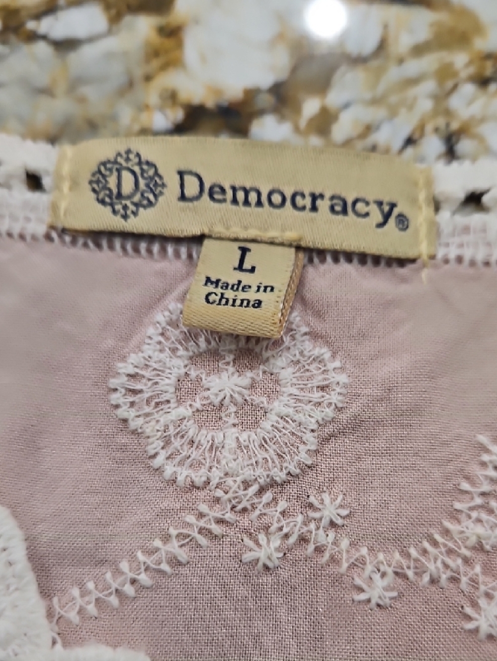 Democracy Women’s Cream Lace-Trim Blouse. Size L - Picture 3 of 3
